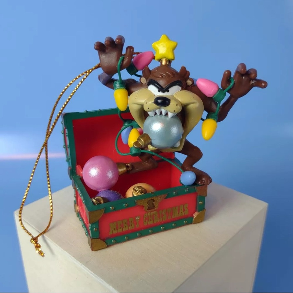 Tasmanian devil ornament treasure chest 1995 Warner Bros lights Xmas home decor